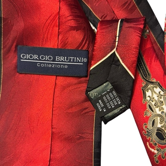 Giorgio Brutini Elegant Red and Gold Men's Silk Neck Tie - Picture 2 of 3